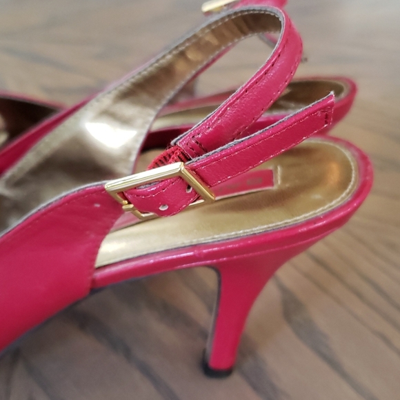 Bandolino Vintage Inspired Peep Toe Pumps - Picture 5 of 8